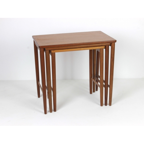 Zestaw trzech stolików tekowych, Opal...