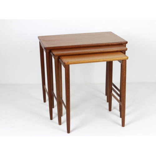 Zestaw trzech stolików tekowych, Opal...