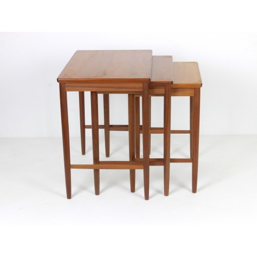 Zestaw trzech stolików tekowych, Opal...