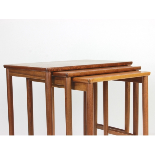 Zestaw trzech stolików tekowych, Opal...