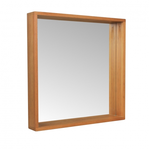 Skandynawskie lustro w drewnianej ramie.