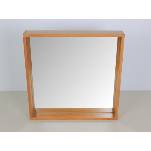 Skandynawskie lustro w drewnianej ramie.