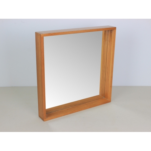 Skandynawskie lustro w drewnianej ramie.