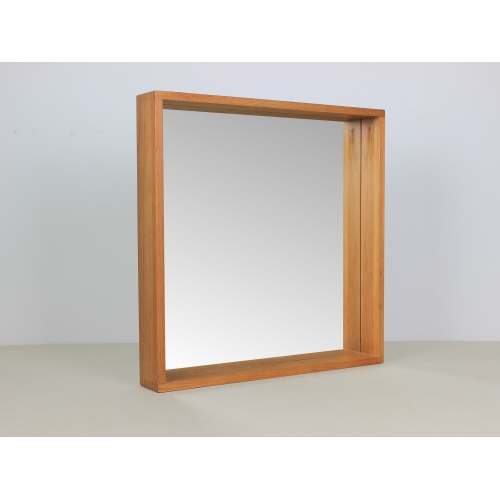 Skandynawskie lustro w drewnianej ramie.