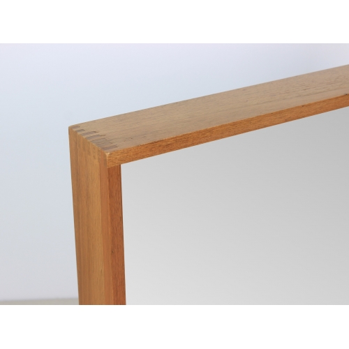 Skandynawskie lustro w drewnianej ramie.