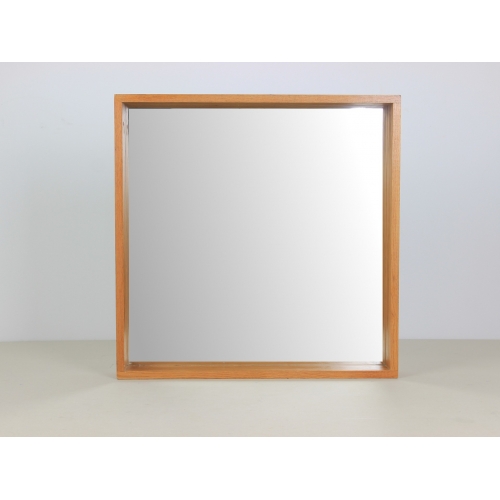 Skandynawskie lustro w drewnianej ramie.