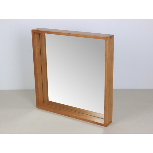 Skandynawskie lustro w drewnianej ramie.